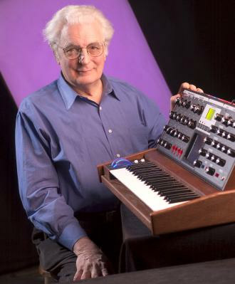 Robert Moog mit einem seiner Synthesizer