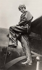 Amelia Earhart an ihrem Flugzeug