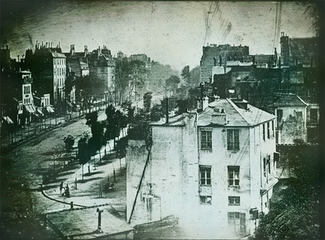 Daguerreotypie: Boulevard du Paris (1839) Daguerreotypie: Boulevard du Paris (1839)