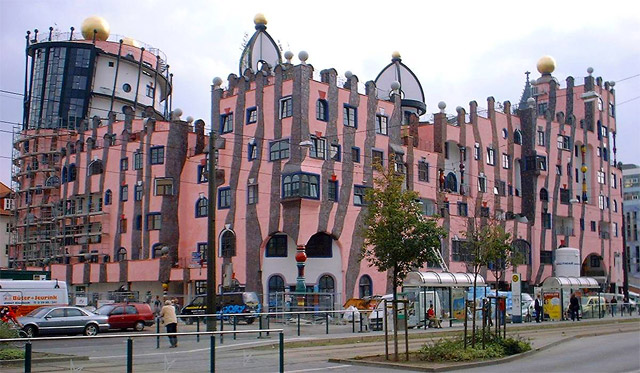 Hundertwasserhaus in Magdeburg ("Grüne Zitadelle") Hundertwasserhaus in Magdeburg ("Grüne Zitadelle")