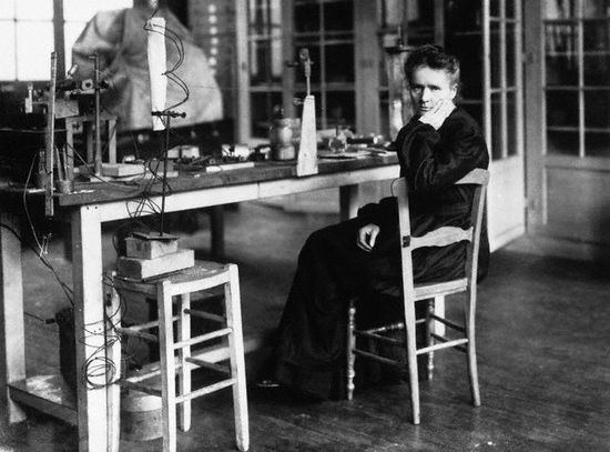 Marie Curie am Arbeitstisch