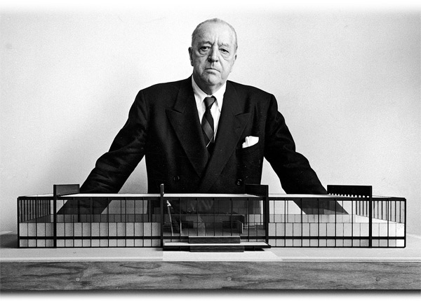 Mies von der Rohe mit dem Modell der Crown-Hall (Bild: Britannica)